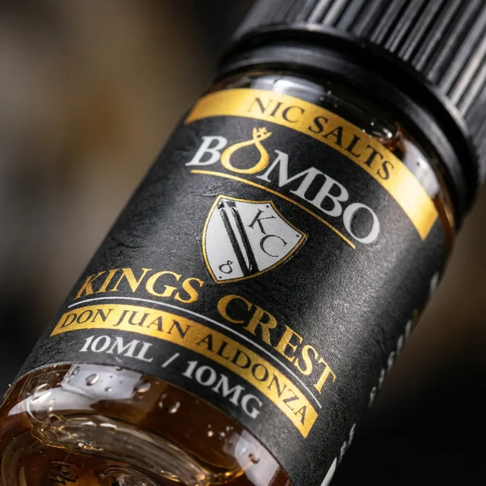 detalhe macro do rotulo do liquido kings crest salt don juan aldonza com gotas de condensacao no vidro - Vapor Gringo