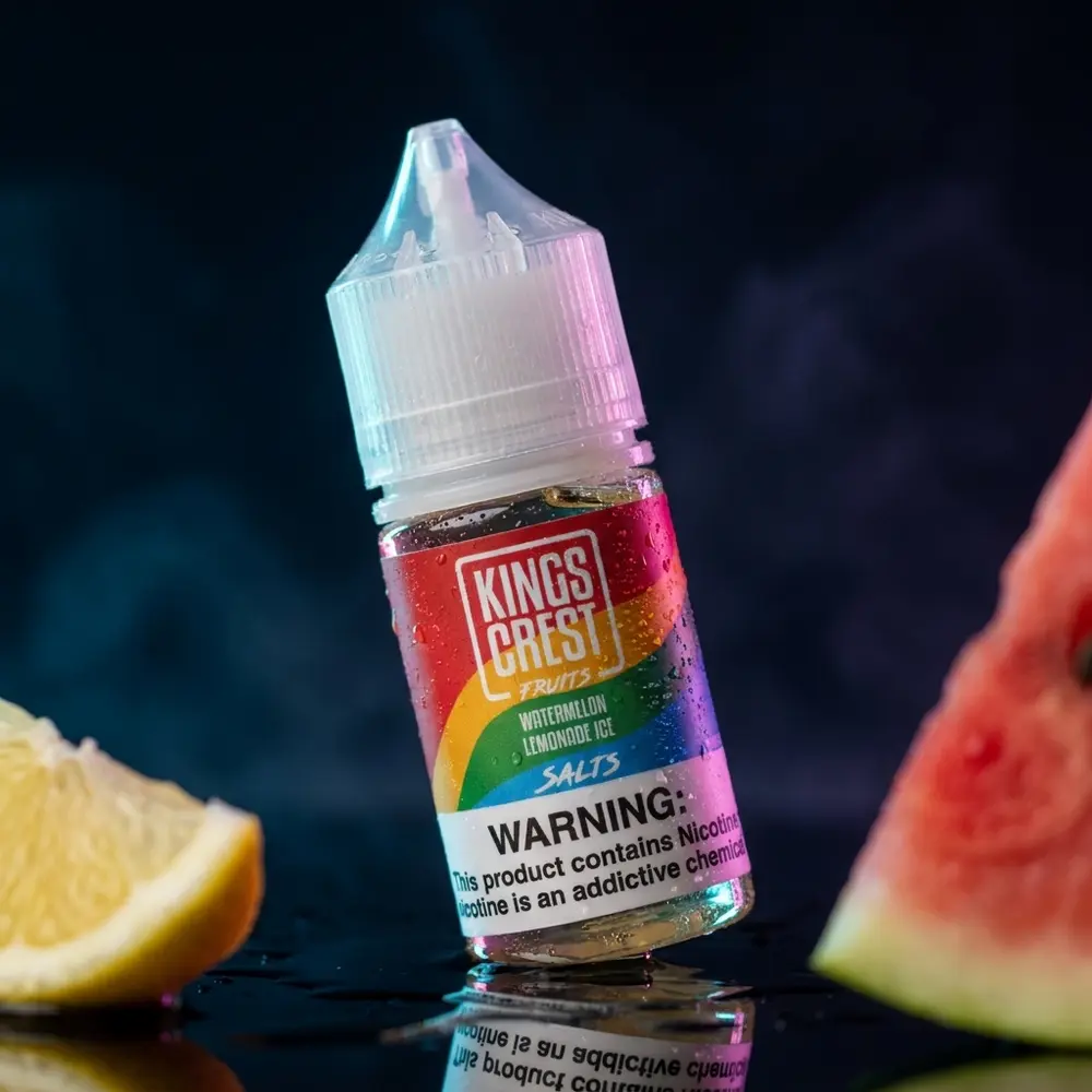 Frasco do liquido Kings Crest Watermelon Lemonade Ice sobre acrilico preto molhado com reflexos neon - Vapor Gringo