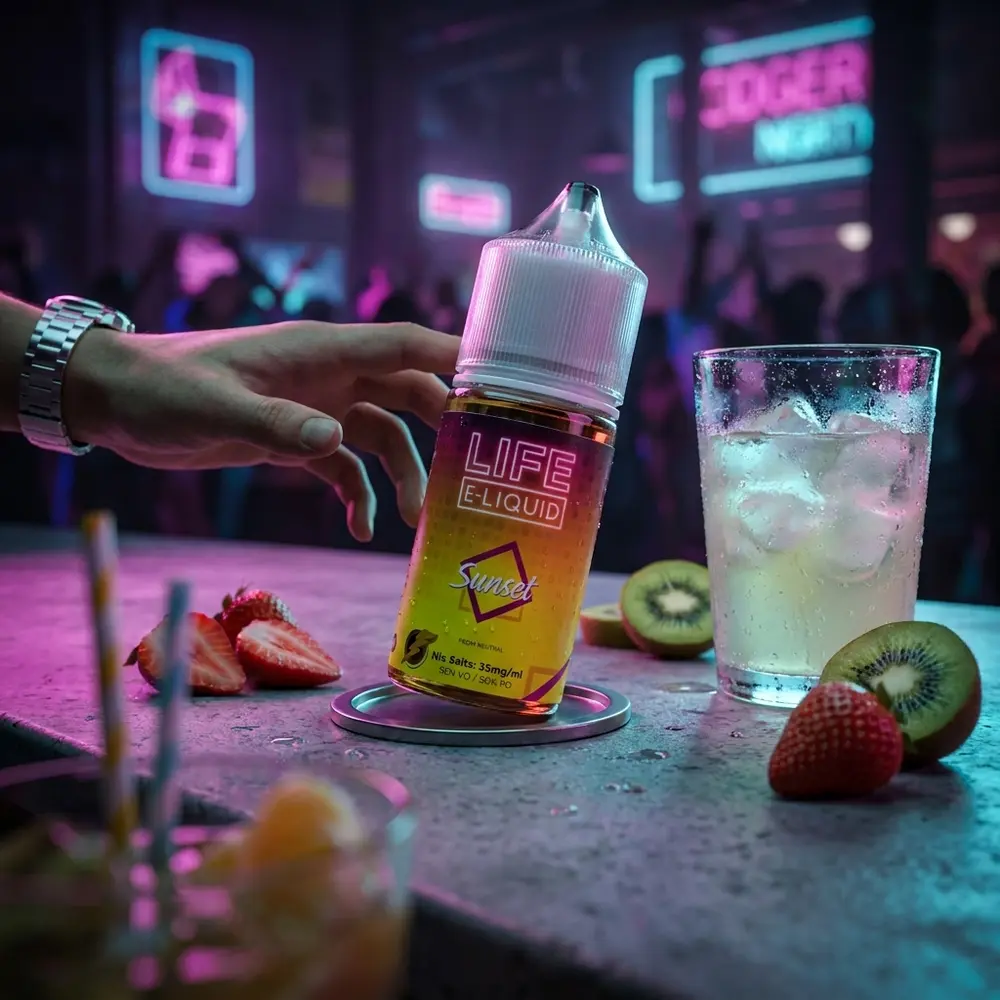 Garrafa Life Sunset apoiada em balcão urbano neon, com fatias de kiwi e morango e copo de limonada ao fundo - Vapor Gringo