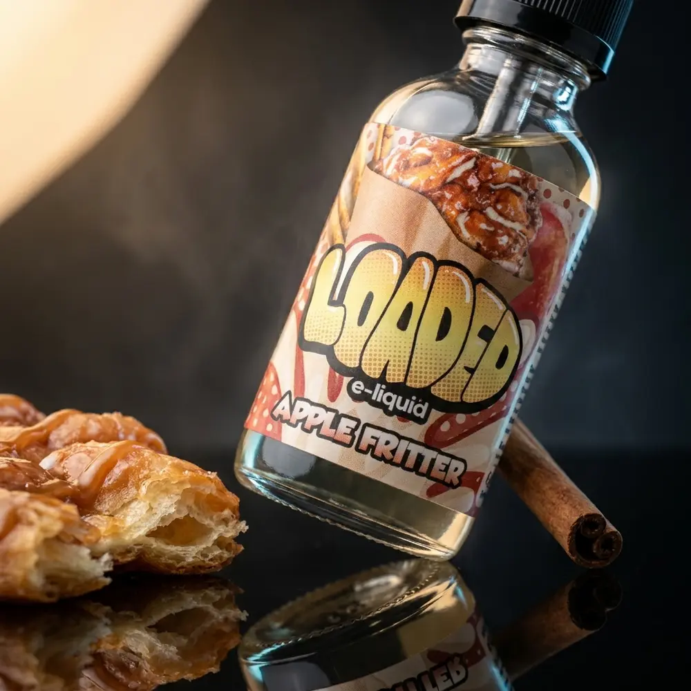 Frasco Liquido Loaded Apple Fritter suspenso sobre acrilico preto com pastry e canela, luz cinematica. - Vapor Gringo