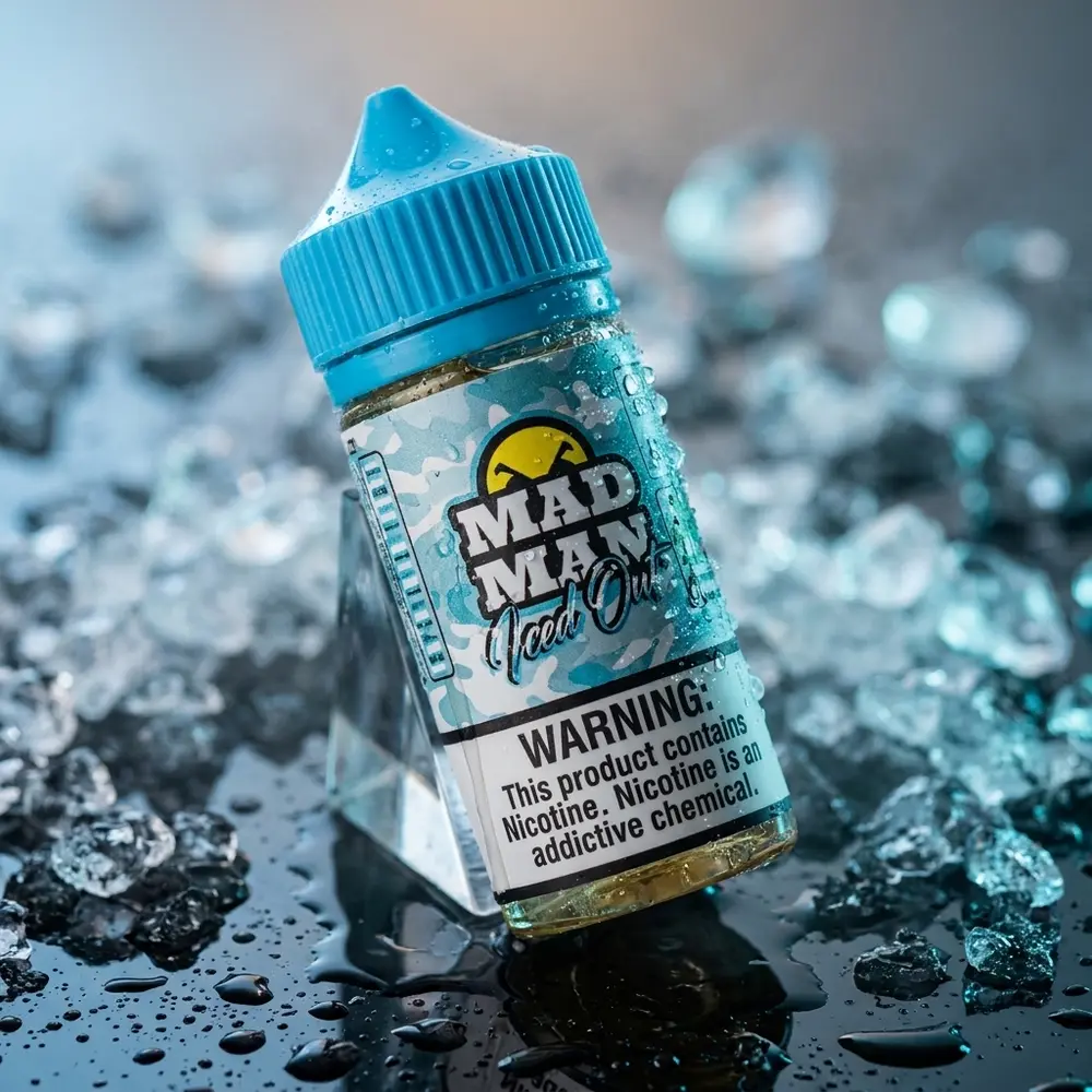 Frasco do Liquido Mad Man Crazy Iced Out Iceberg sobre gelo e acrilico molhado, iluminacao azul intensa - Vapor Gringo