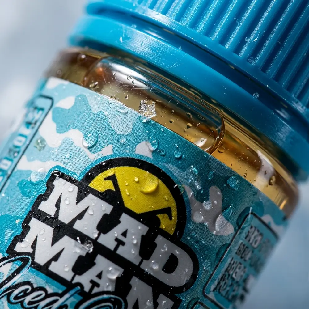 Close-up do rotulo do Liquido Mad Man Crazy Iced Out Iceberg com gotas de condensacao e textura do plastico - Vapor Gringo