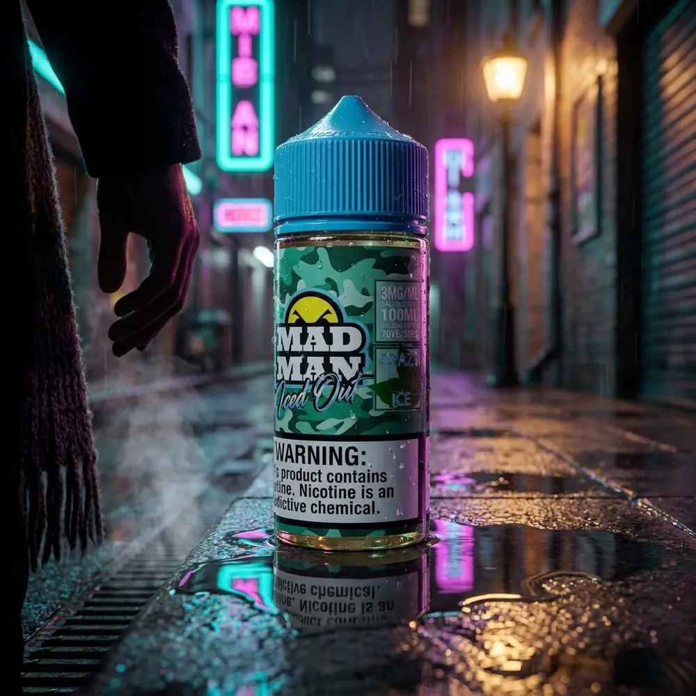 Frasco do liquido Mad Man Crazy Iced Out Spearmint sobre parapeito molhado em rua noturna com luzes neon ao fundo - Vapor Gringo