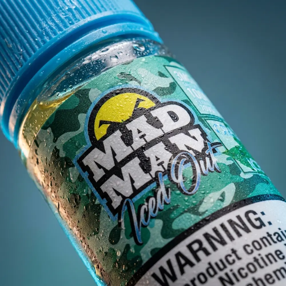Close-up do rotulo do liquido Mad Man Crazy Iced Out Spearmint com gotas de condensacao e textura impressa - Vapor Gringo