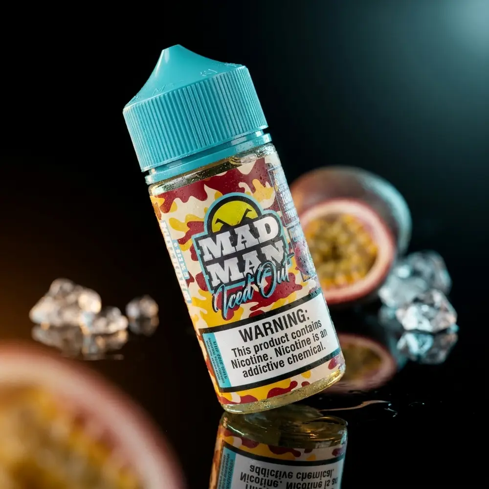 Frasco Liquido Mad Man Passion Fruit sobre acrilico preto com condensacao e iluminacao quente e fria - Vapor Gringo