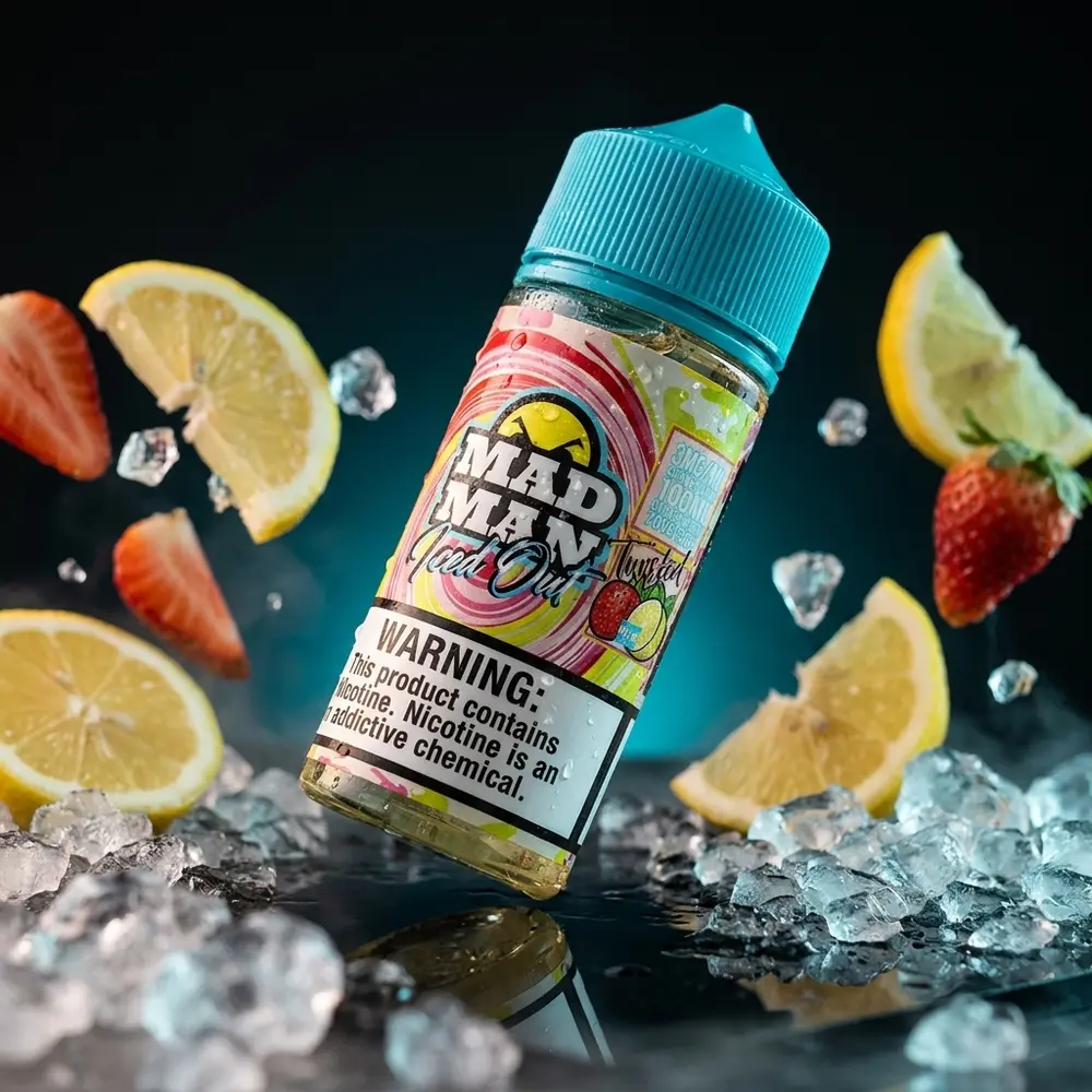 Frasco Liquido Mad Man Lemon Strawberry sobre acrilico molhado com gelo, gotas e luzes cinematograficas - Vapor Gringo