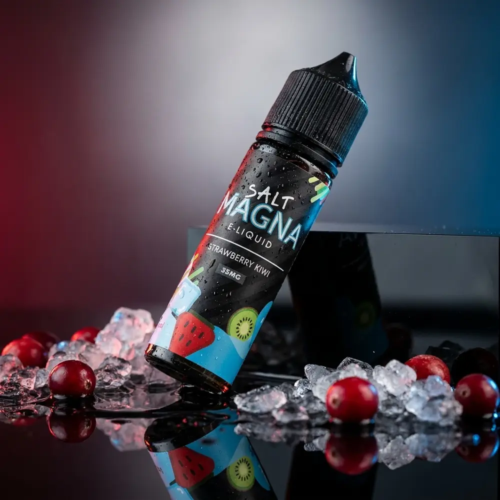 Garrafa Líquido Magna Cranberry Punch Ice apoiada em acrílico molhado com gelo e cranberries, luz azul/vermelha. - Vapor Gringo