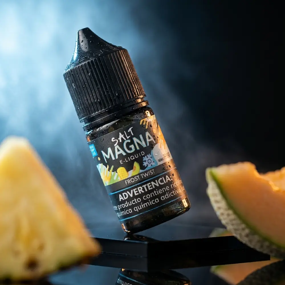 Garrafa do Líquido Magna Frost Twist sobre acrílico preto com condensação e luzes frias, estúdio premium - Vapor Gringo