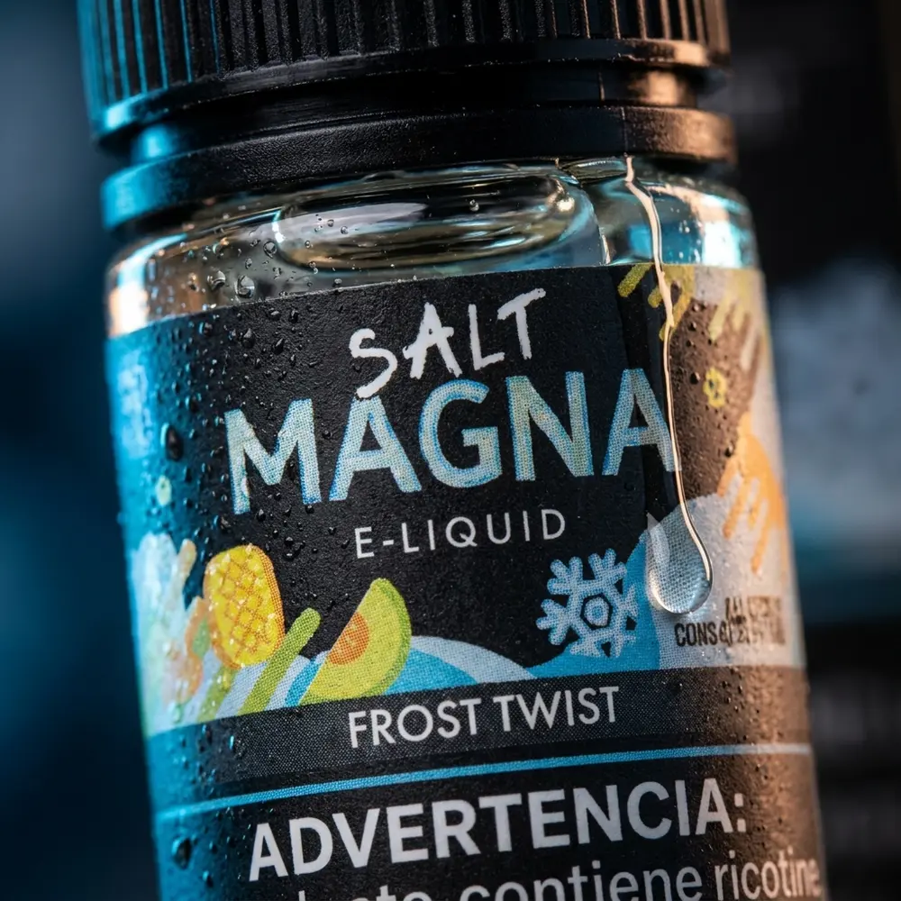 Close-up do rótulo do Líquido Magna Frost Twist com gotas de condensação, textura do vidro e reflexos - Vapor Gringo