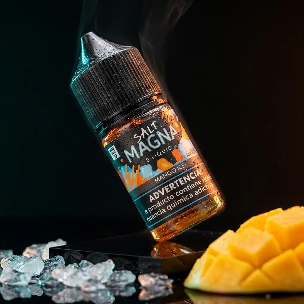 Garrafa Liquido Magna Mango Ice suspensa sobre base acrilica com gotas, luzes teal e laranja - Vapor Gringo