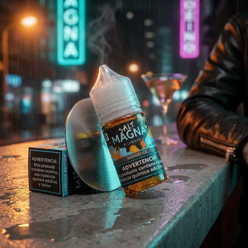 Garrafa Liquido Magna Mango Ice encostada em bancada molhada, fundo neon urbano e coquetel desfocado - Vapor Gringo