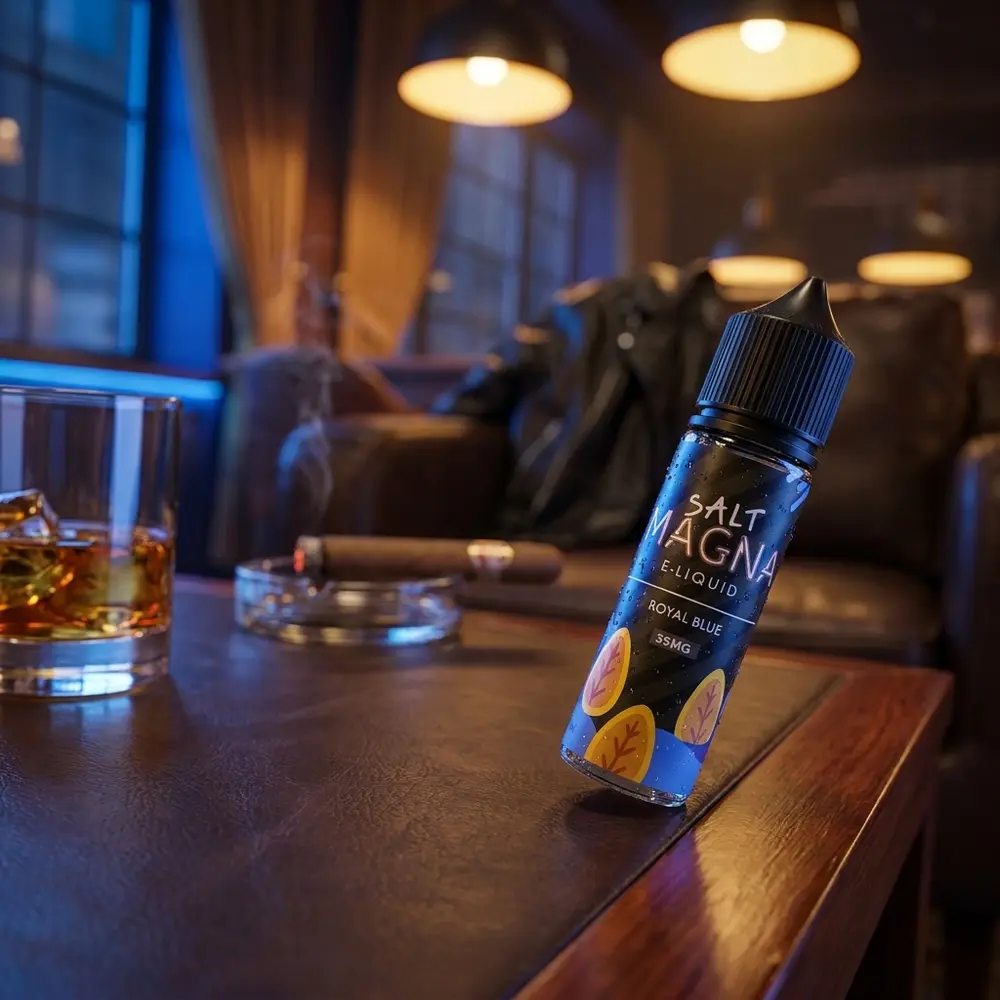 Garrafa do Líquido Magna Royal Blue Tabaco Gelado numa mesa de lounge elegante com copo e couro ao fundo - Vapor Gringo