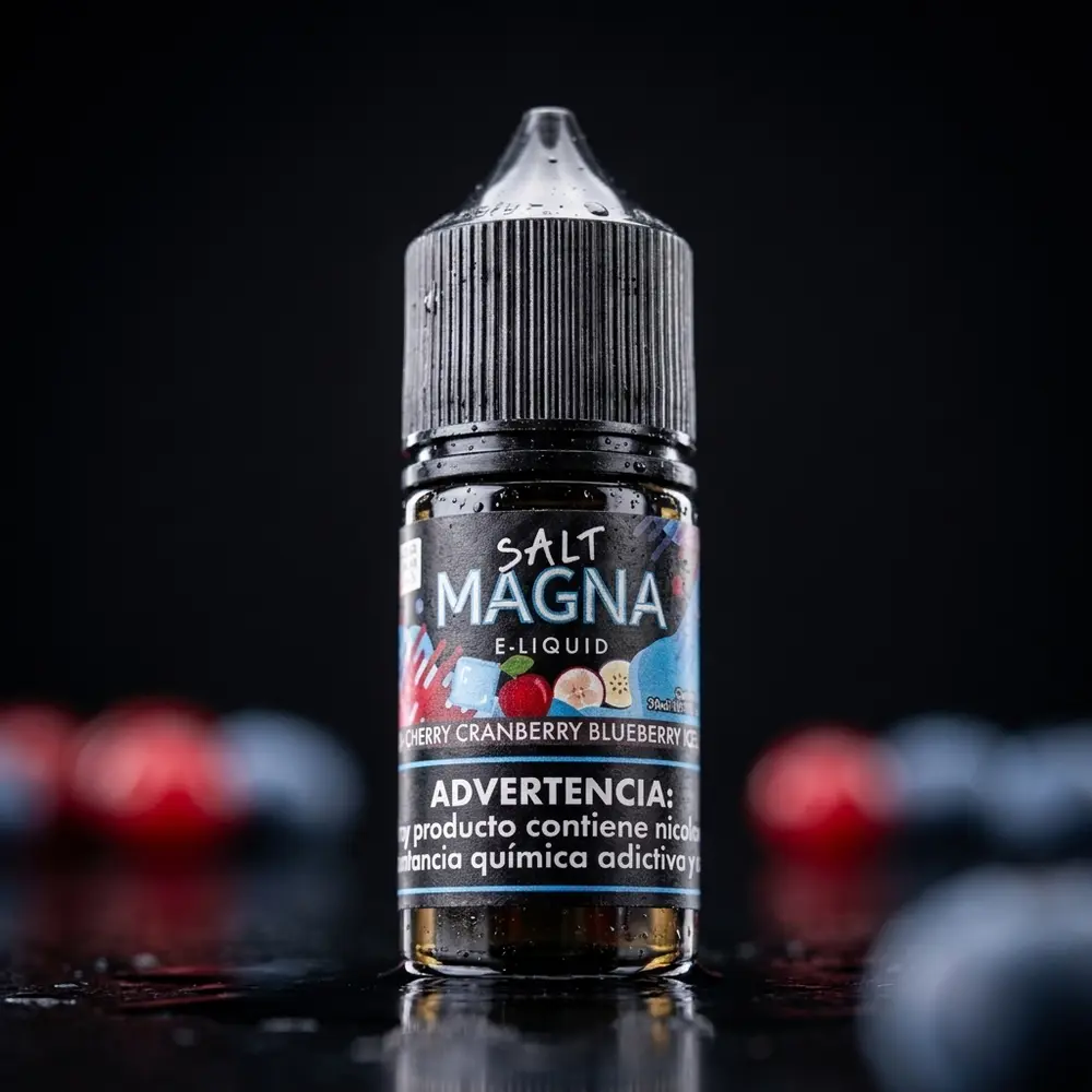 Close-up do rótulo e bico do Líquido Magna Salt Cherry Cranberry Blueberry Ice com gotas de condensação - Vapor Gringo