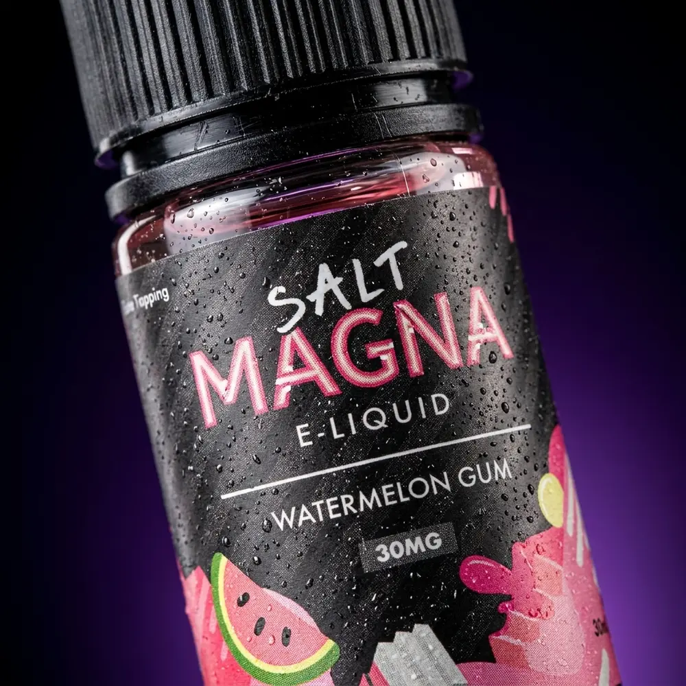 Close-up do rótulo e bico da garrafa Liquido Magna Salt Watermelon Gum com gotas de condensacao nítidas - Vapor Gringo