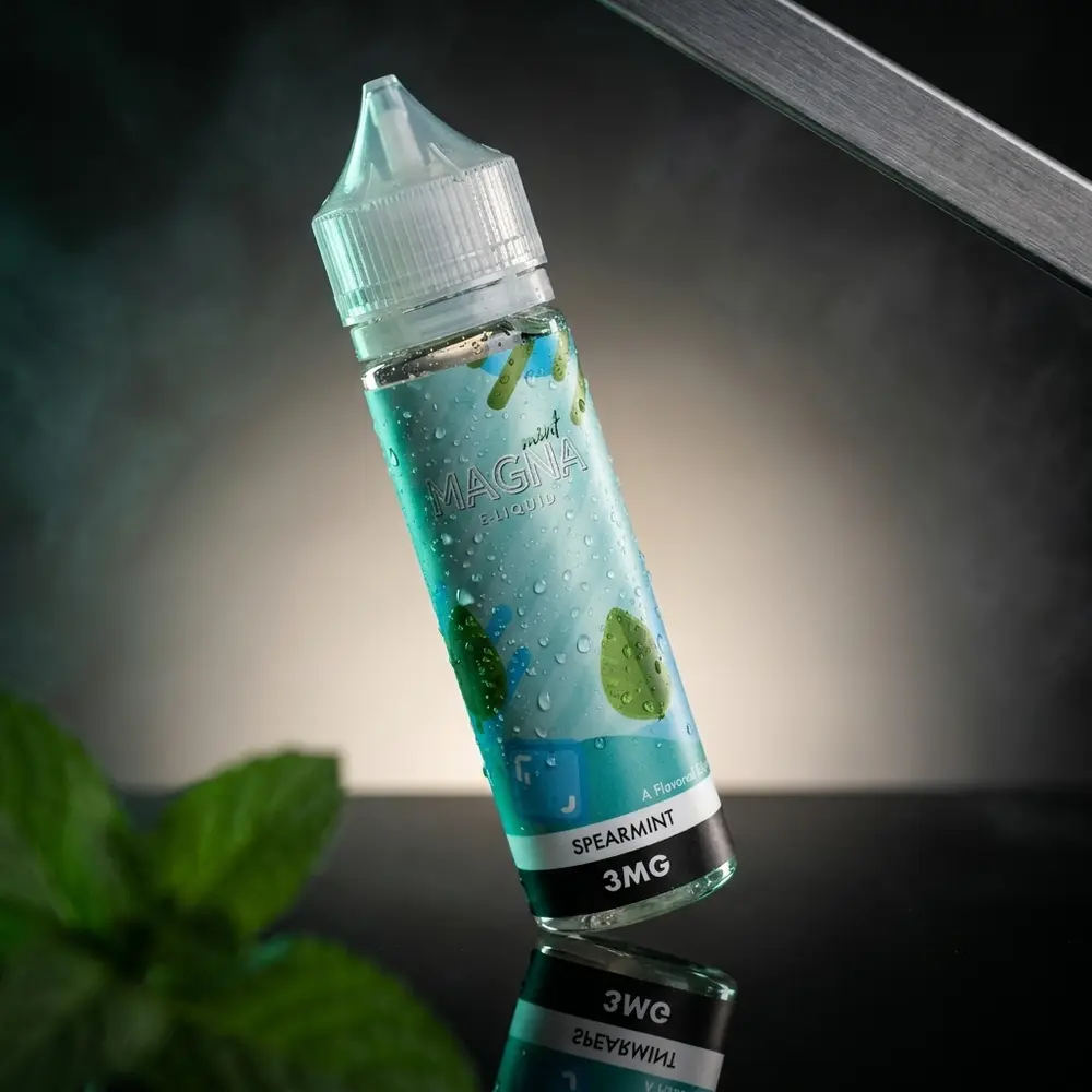 Garrafa Liquido Magna Spearmint sobre acrilico preto com condensacao e luz verde-menta, estúdio premium - Vapor Gringo