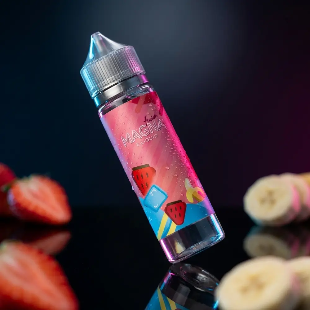 Garrafa Liquido Magna Strawberry Banana Ice sobre acrilico preto com condensacao e luzes frias e quentes - Vapor Gringo