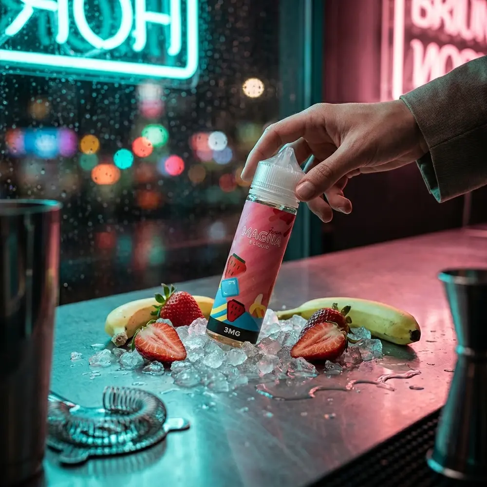 Garrafa Liquido Magna Strawberry Banana Ice em bancada noturna com neon, gelo e frutas ao redor - Vapor Gringo