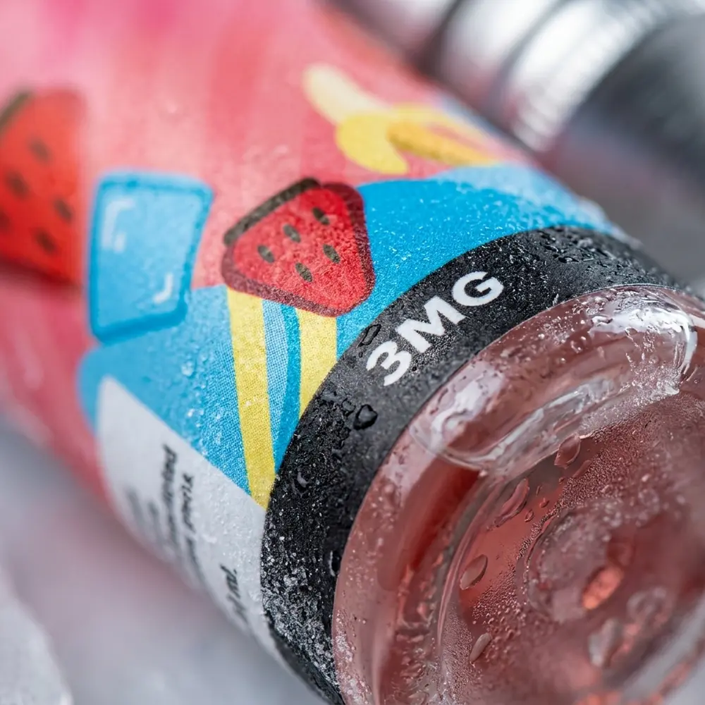 Close-up do bocal e rótulo da garrafa Liquido Magna Strawberry Banana Ice com gotas e reflexos - Vapor Gringo