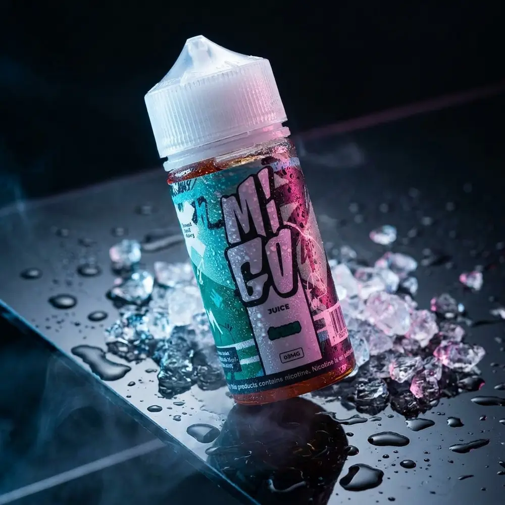 Líquido Migo Ártico 100ml, garrafa sobre acrílico molhado com gelo e iluminação azul-magenta - Vapor Gringo