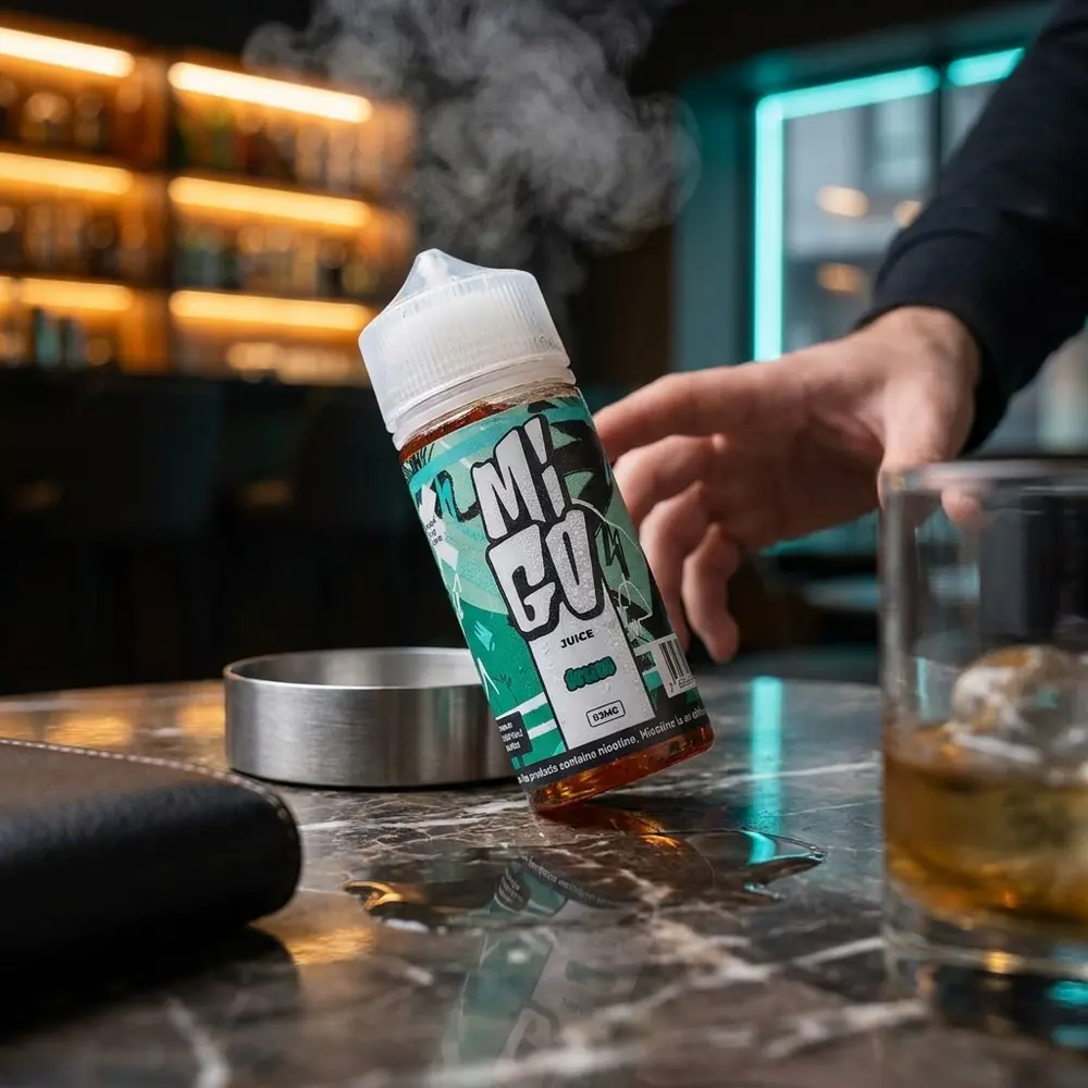 Líquido Migo Ártico 100ml no balcão de lounge urbano, luzes quentes ao fundo e vapor sutil - Vapor Gringo