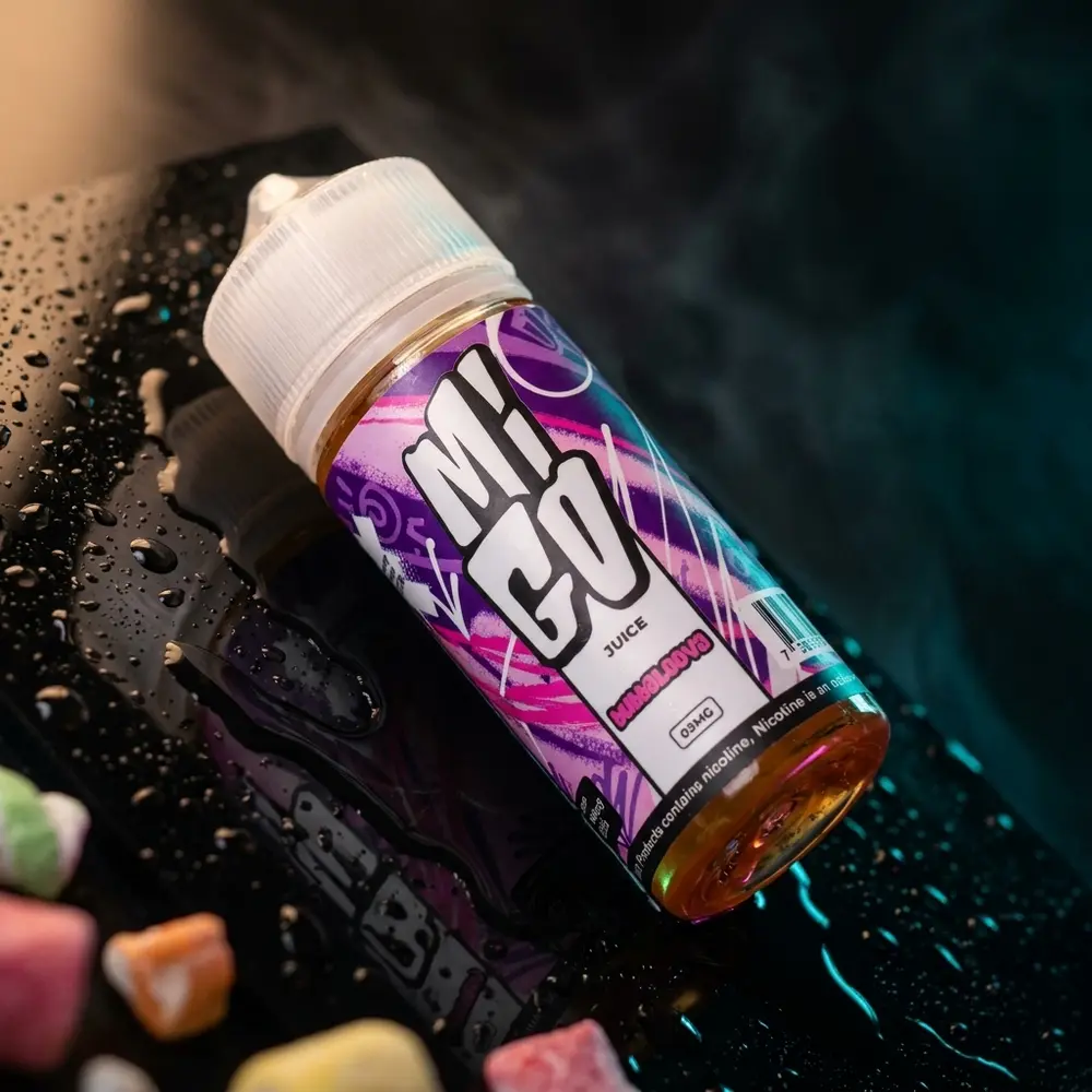 Frasco Líquido Migo - Bubbaloova inclinado sobre acrílico molhado, iluminação magenta e ciano e reflexos de estúdio - Vapor Gringo