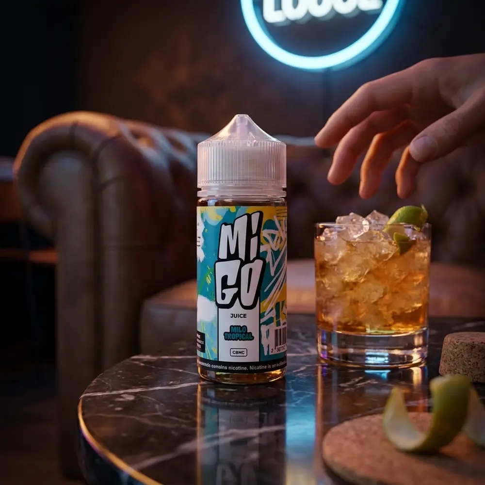Frasco Líquido Migo Gelo Tropical sobre mesa de mármore em lounge urbano, taça e mão desfocada ao fundo - Vapor Gringo