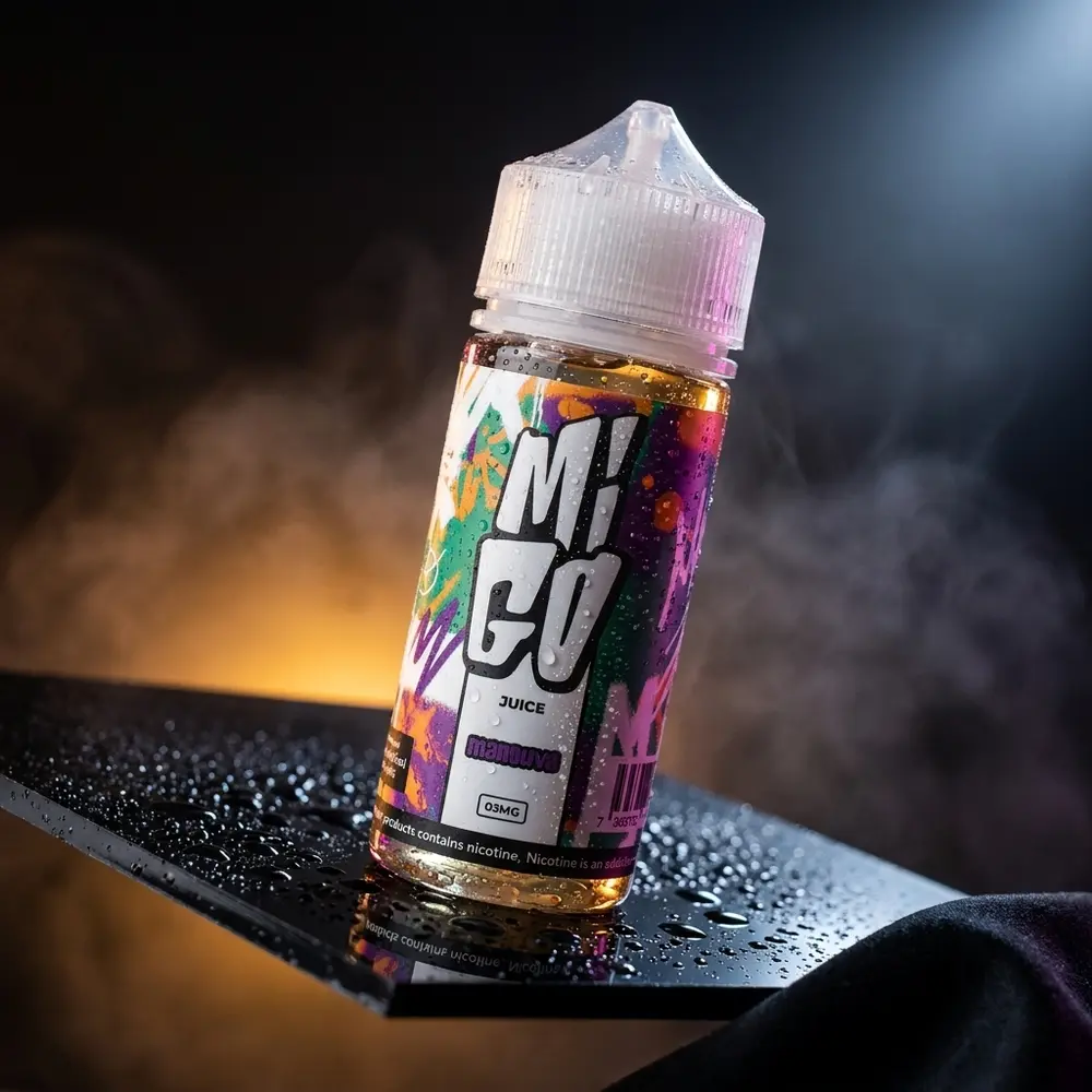 Frasco Liquido Migo - Manguva sobre acrilico molhado em cena studio premium com luz dramática - Vapor Gringo