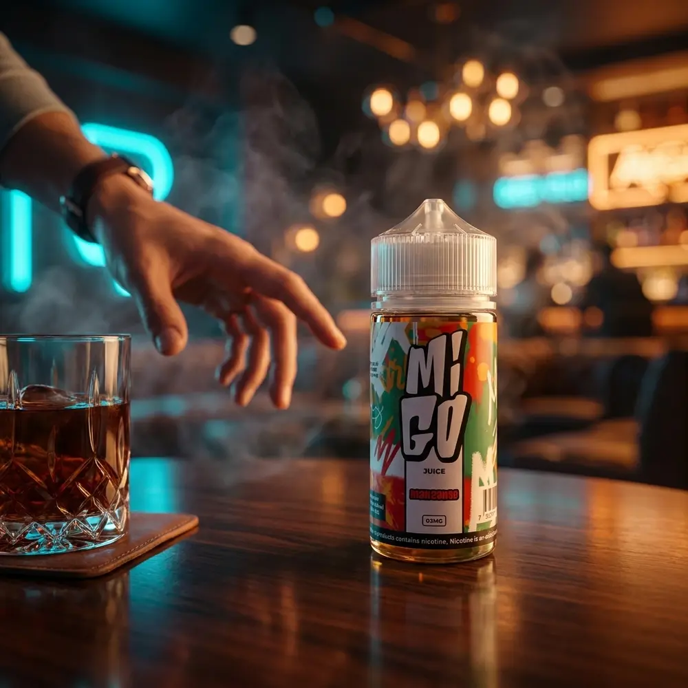 Garrafa de liquido Migo Manzancia em mesa de lounge noturna com bokeh neon ao fundo e ambiente urbano premium - Vapor Gringo
