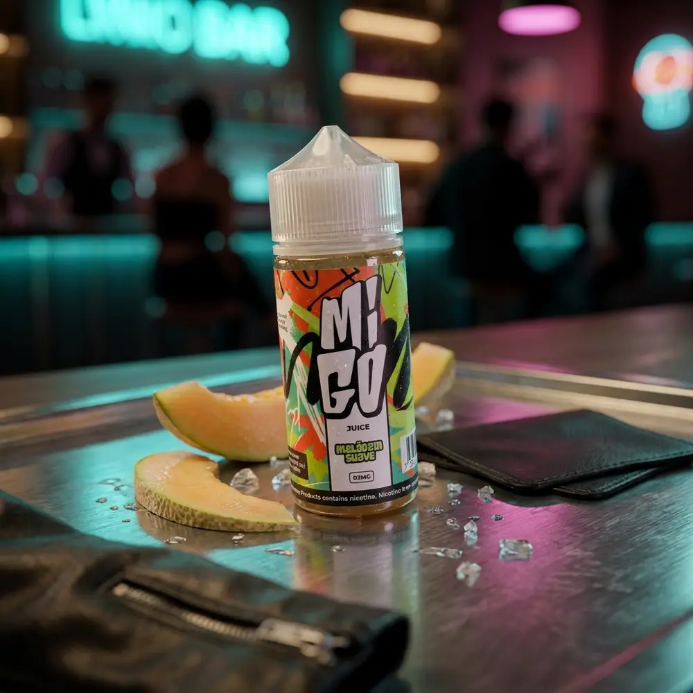 Frasco Liquido Migo Melozin Suave 100ml em balcão noturno com fatias de melão, gelo e neon desfocado - Vapor Gringo
