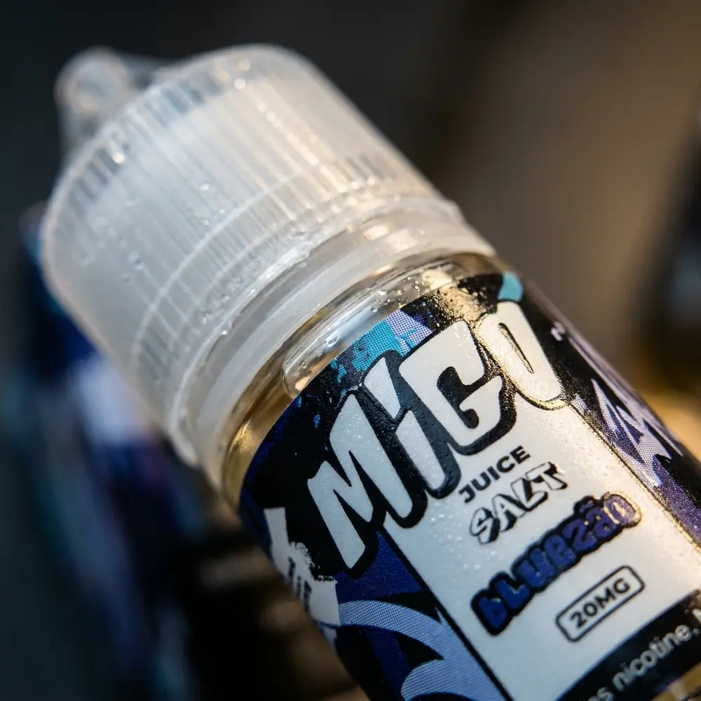 Detalhe do rótulo e bico do Líquido Migo Salt Bluezão com gotas de condensação e textura do rótulo - Vapor Gringo