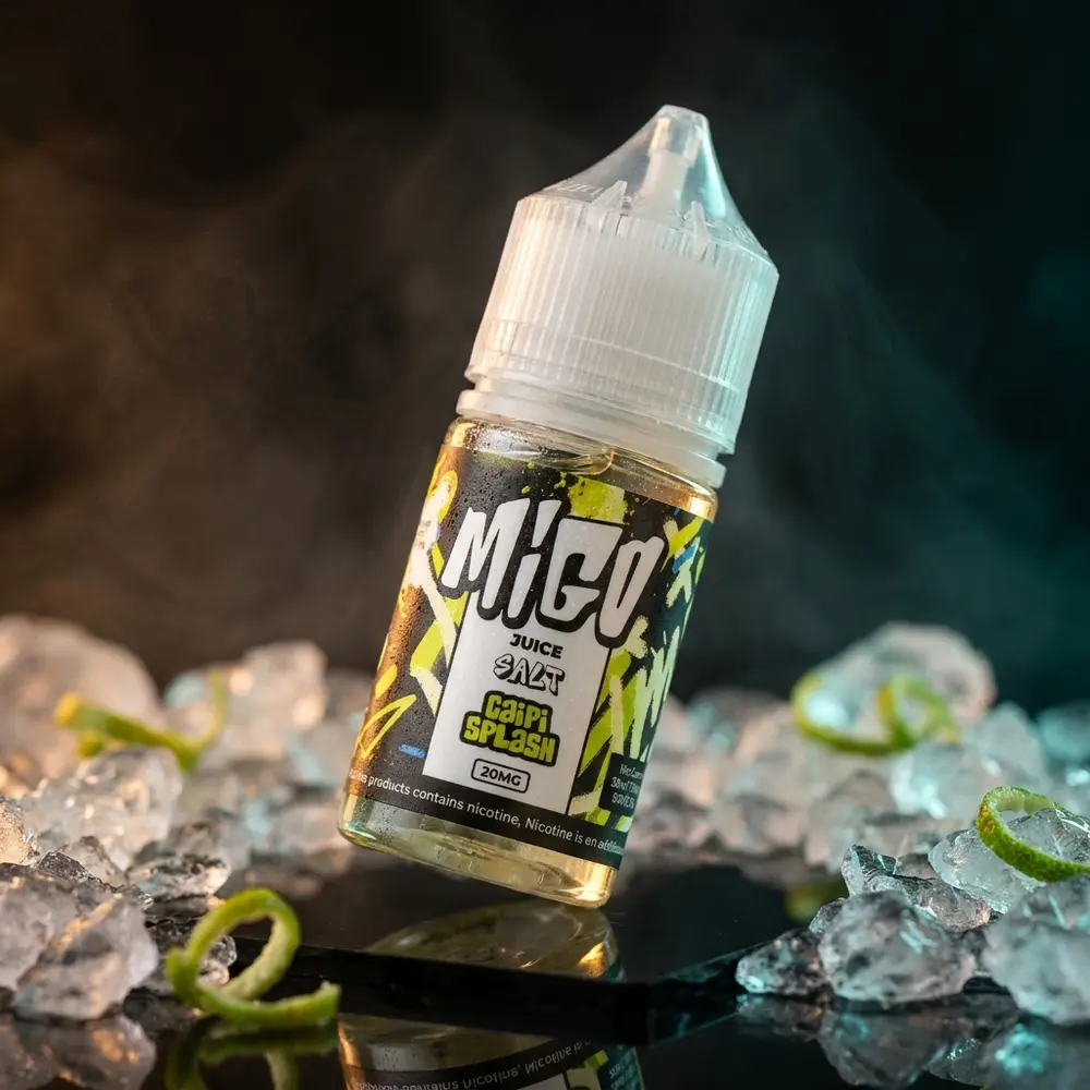 Garrafa 30ml Liquido Migo Salt Caipi Splash inclinada sobre acrilico preto com gelo e raspas de limao, iluminacao quente e azulada - Vapor Gringo