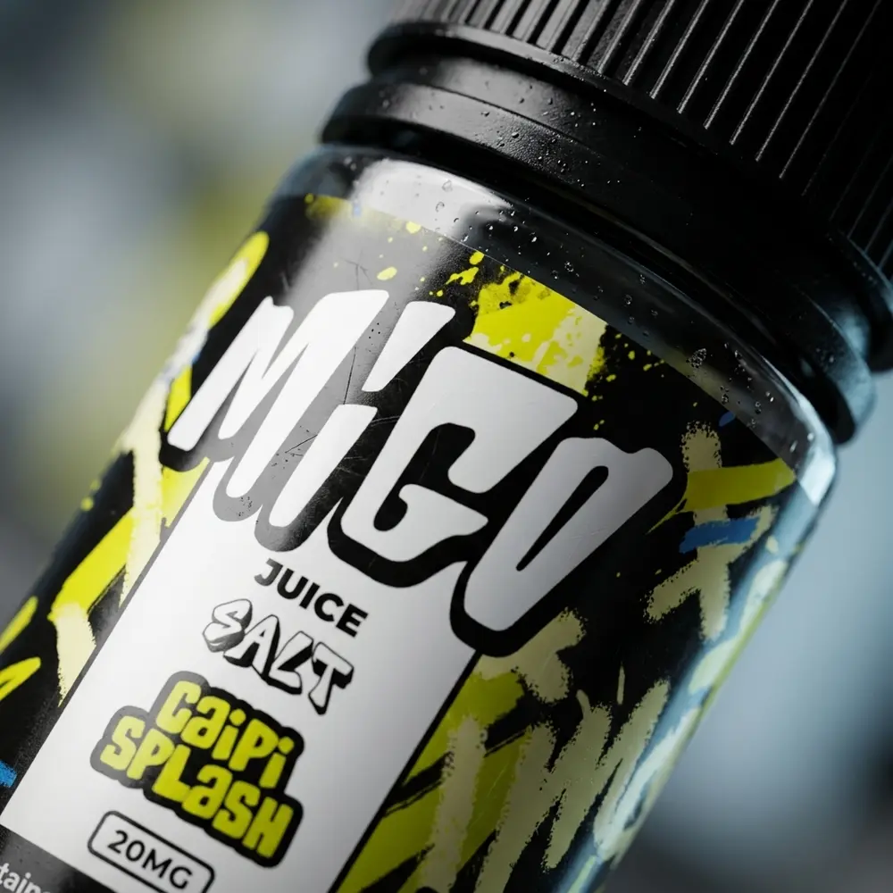 Macro do rótulo e bico da garrafa Liquido Migo Salt Caipi Splash com gotas de condensacao e reflexos realistas - Vapor Gringo