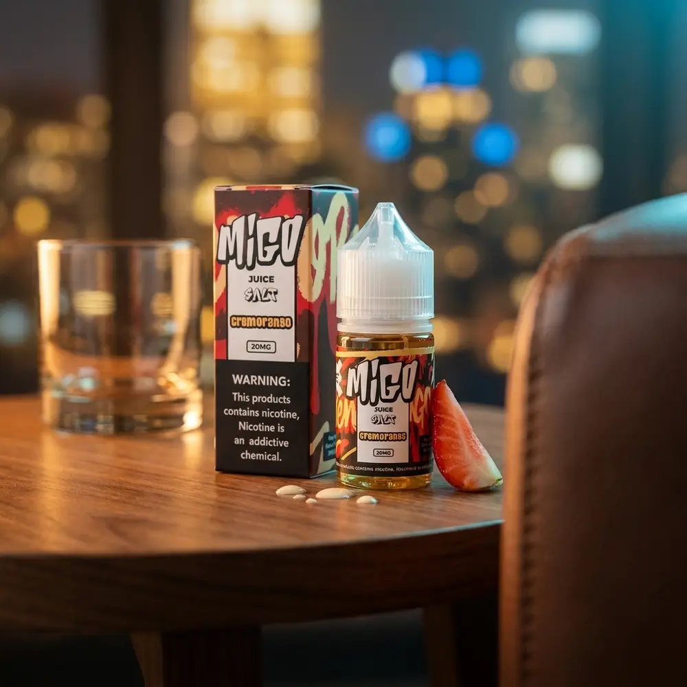 Frasco Líquido Migo Salt Cremorango em lounge noturno sobre mesa de madeira com copo e luzes de cidade ao fundo - Vapor Gringo
