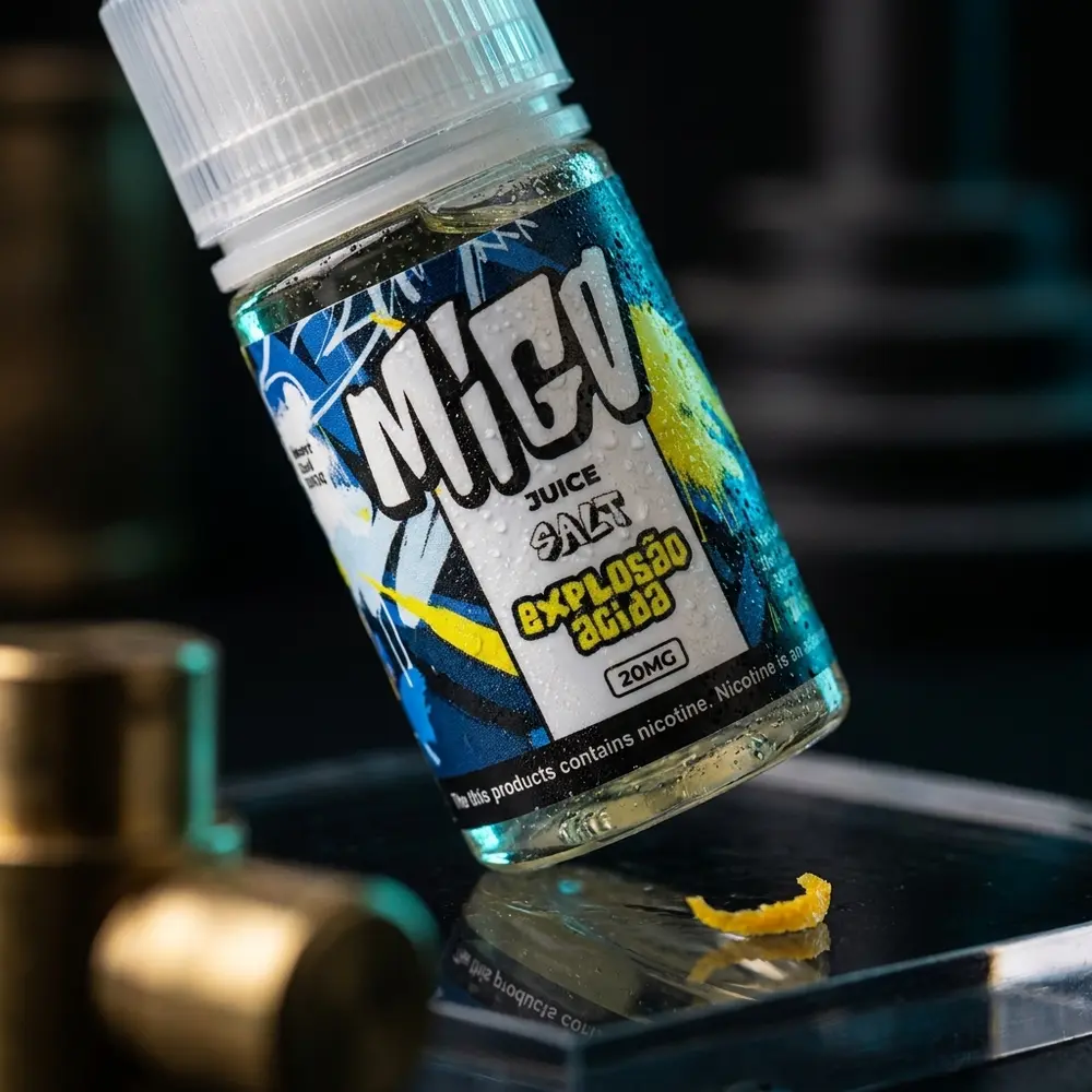 Frasco 30ml do líquido Migo Salt Explosão Ácida apoiado em acrílico escuro, luzes dramáticas e reflexos metálicos - Vapor Gringo