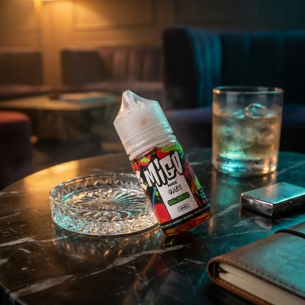 Garrafa Líquido Migo Salt Gelancia apoiada em tampo de mármore de lounge sofisticado com copo desfocado ao fundo - Vapor Gringo