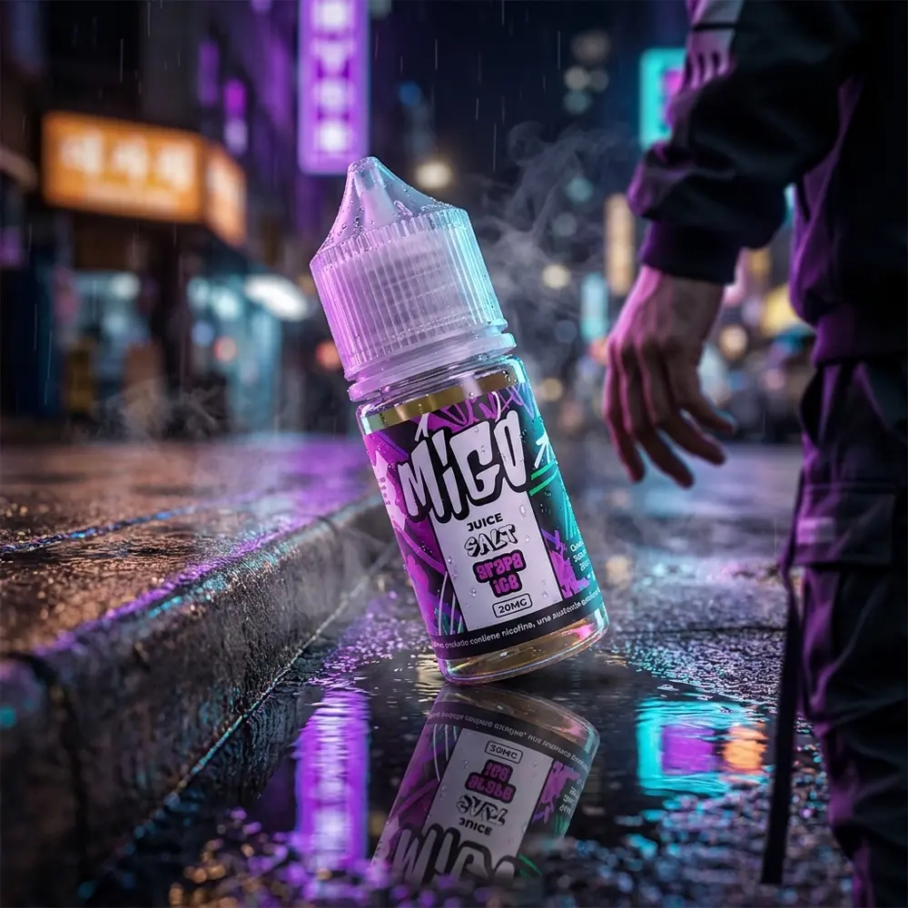 Frasco Líquido Migo Salt Grape Ice 30ml na beirada molhada de rua noturna, reflexos neon roxos e mão com streetwear ao fundo. - Vapor Gringo