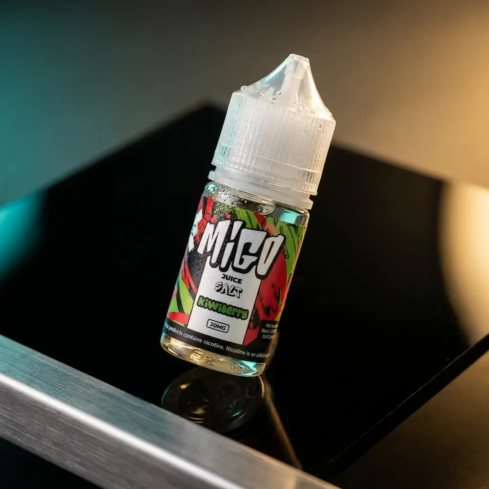Frasco Líquido Migo Salt Kiwiberry sobre acrílico preto, iluminação dourada e teal, rótulo nítido e reflexos sofisticados - Vapor Gringo