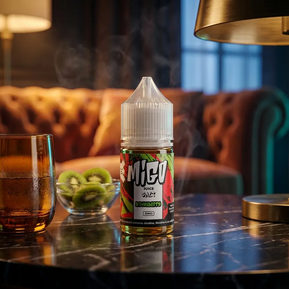 Garrafa Líquido Migo Salt Kiwiberry em lounge noturno sobre mármore escuro, copo âmbar e ambiente elegante - Vapor Gringo