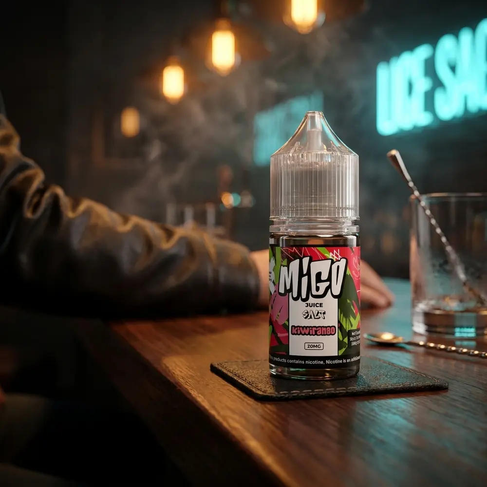 Frasco do Líquido Migo Salt Kiwirango em balcão de lounge noturno com luzes quentes e neon ao fundo - Vapor Gringo