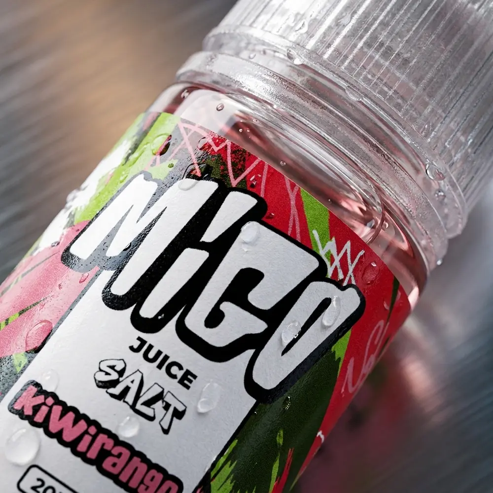 Close-up do rótulo do Líquido Migo Salt Kiwirango com gotas, textura do vidro e bico do frasco em destaque - Vapor Gringo