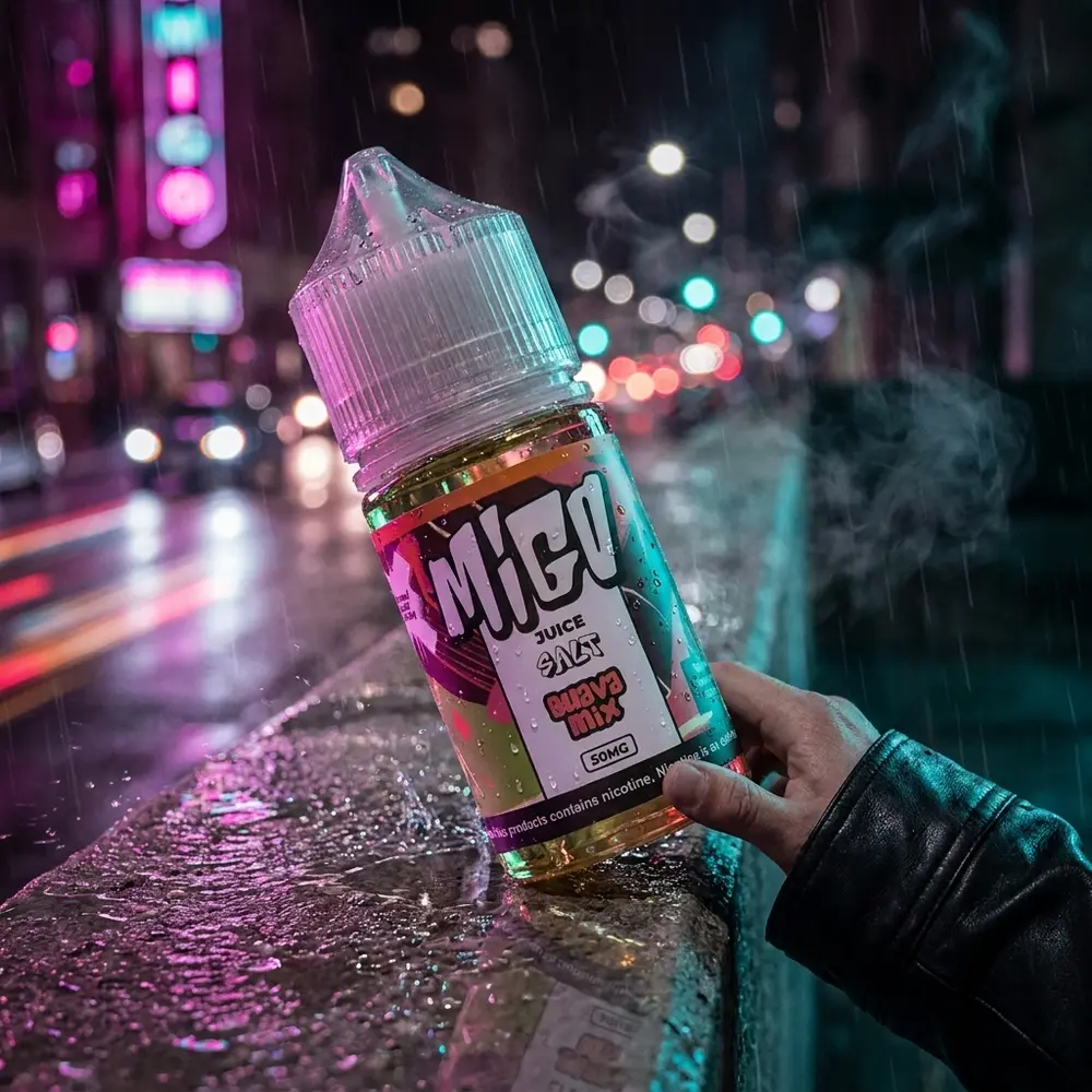 Frasco Líquido Migo Salt Melaozinho 30ml no parapeito urbano molhado com reflexos de neon e jaqueta parcial - Vapor Gringo