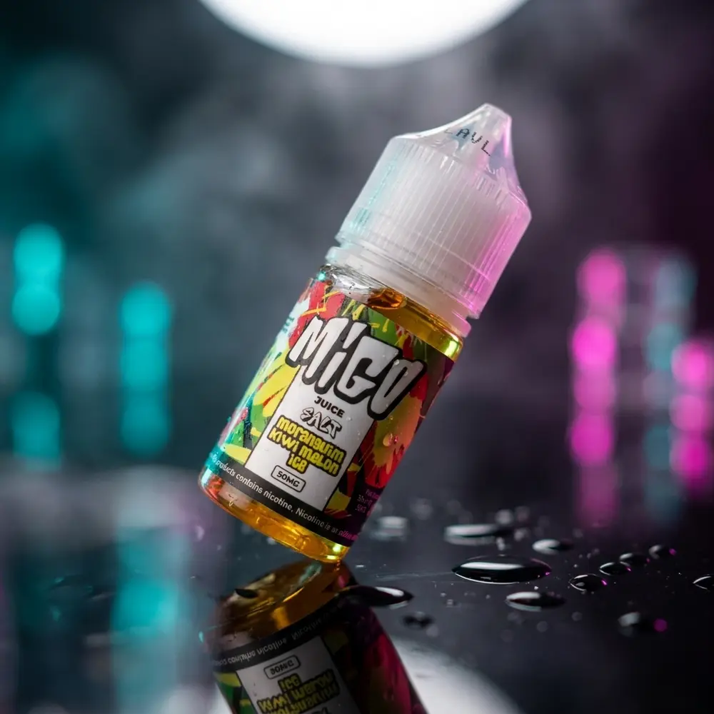 Garrafa Liquido Migo Salt Moranguim Kiwi Melon Ice em estúdio sobre acrílico molhado com condensação - Vapor Gringo