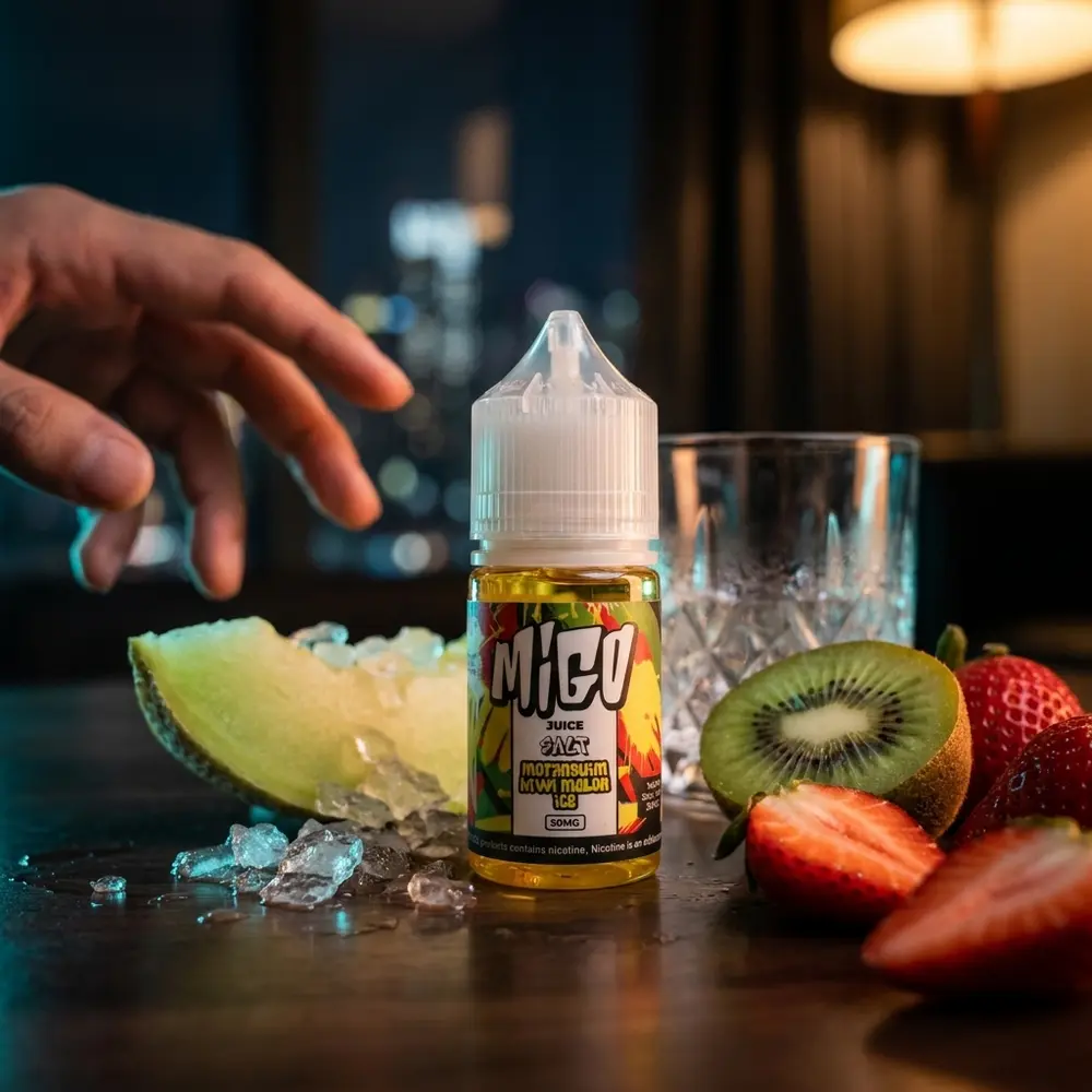 Garrafa Liquido Migo Salt Moranguim Kiwi Melon Ice em mesa de lounge com frutas e gelo ao redor - Vapor Gringo