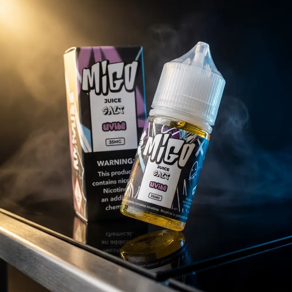 Garrafa Líquido Migo Salt - Uvibe sobre base acrílica preta com luz quente e azul, close publicitário - Vapor Gringo
