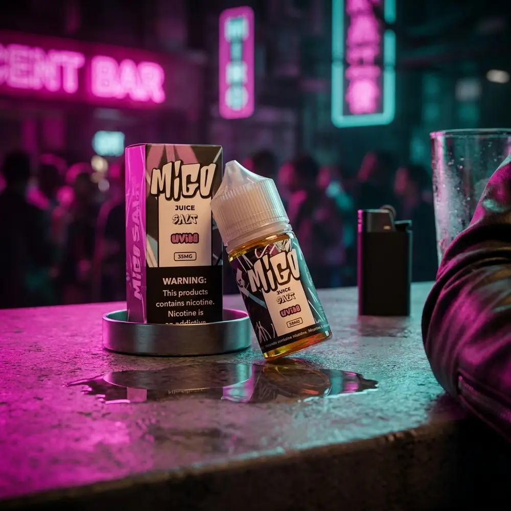 Líquido Migo Salt - Uvibe encostado em balcão molhado em cena de neon urbano, reflexos e objetos premium - Vapor Gringo