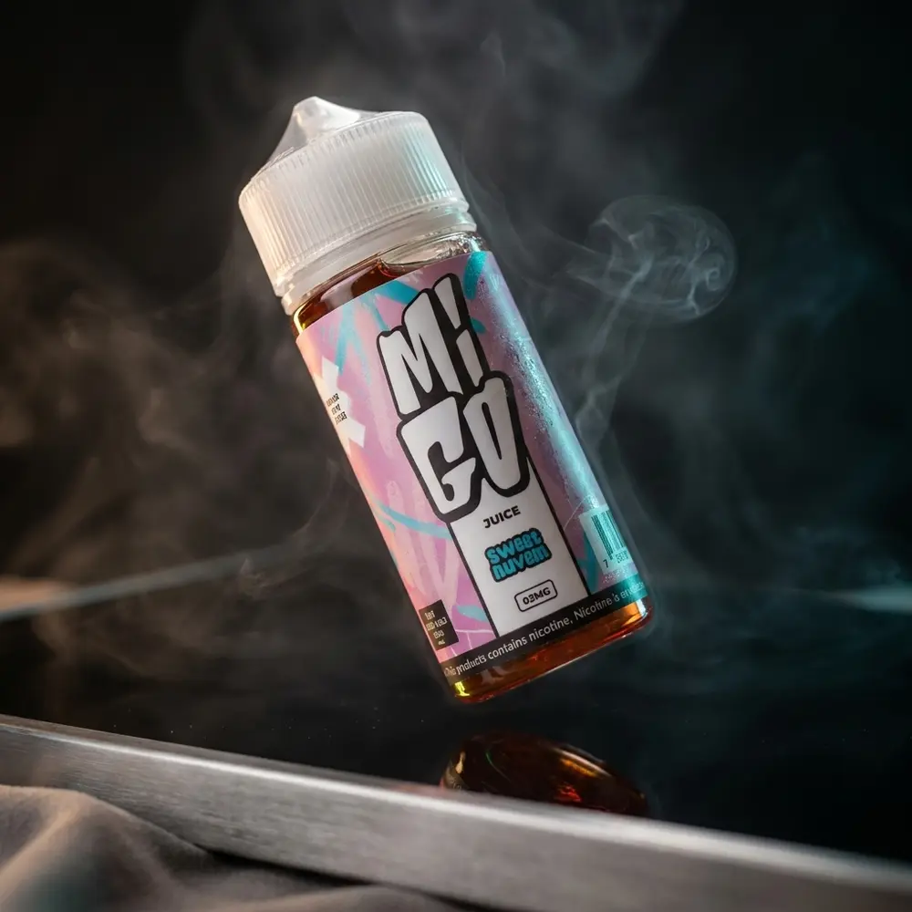 Garrafa Líquido Migo Sweet Nuvem sobre acrílico preto com luz dramática e reflexos cinematográficos - Vapor Gringo