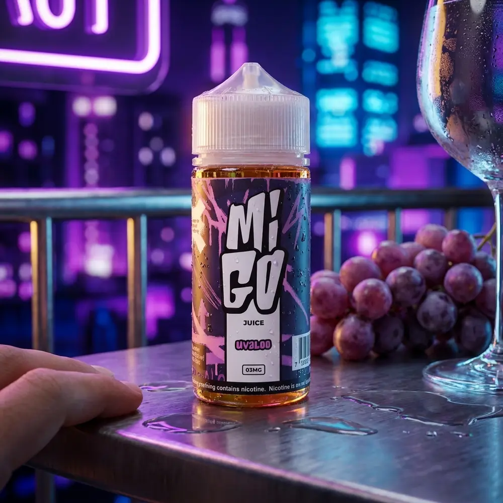 Frasco Líquido Migo Uvaloo no balcão urbano molhado com luzes neon roxas e azuis e uvas ao lado - Vapor Gringo