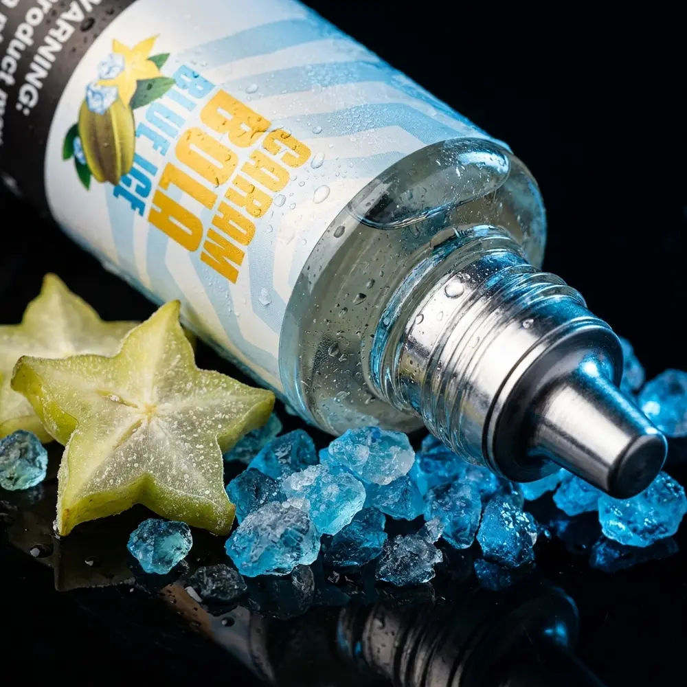 Garrafa Liquido Mr. Freeze Carambola Blue Ice inclinada sobre acrilico preto com gelo azul e condensacao - Vapor Gringo