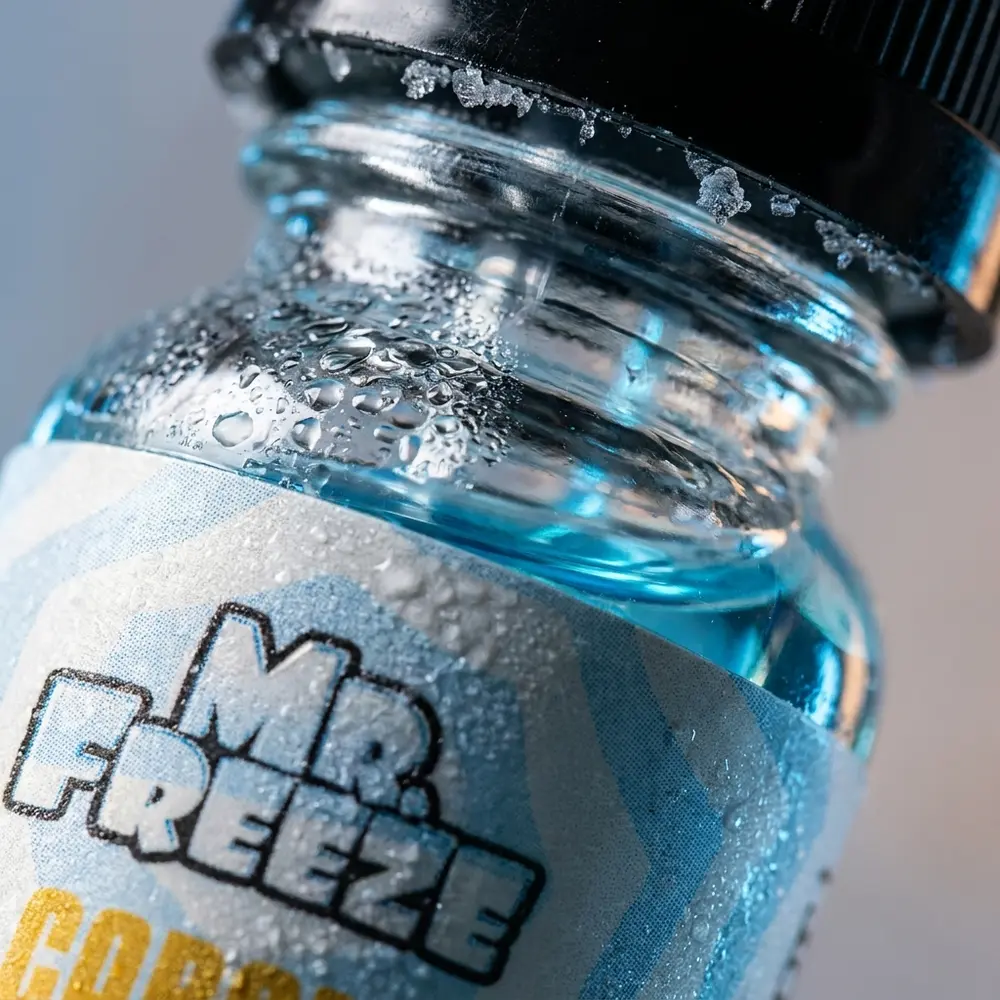 Detalhe macro da etiqueta e bico da garrafa Liquido Mr. Freeze Carambola Blue Ice com gotas e cristais de gelo - Vapor Gringo