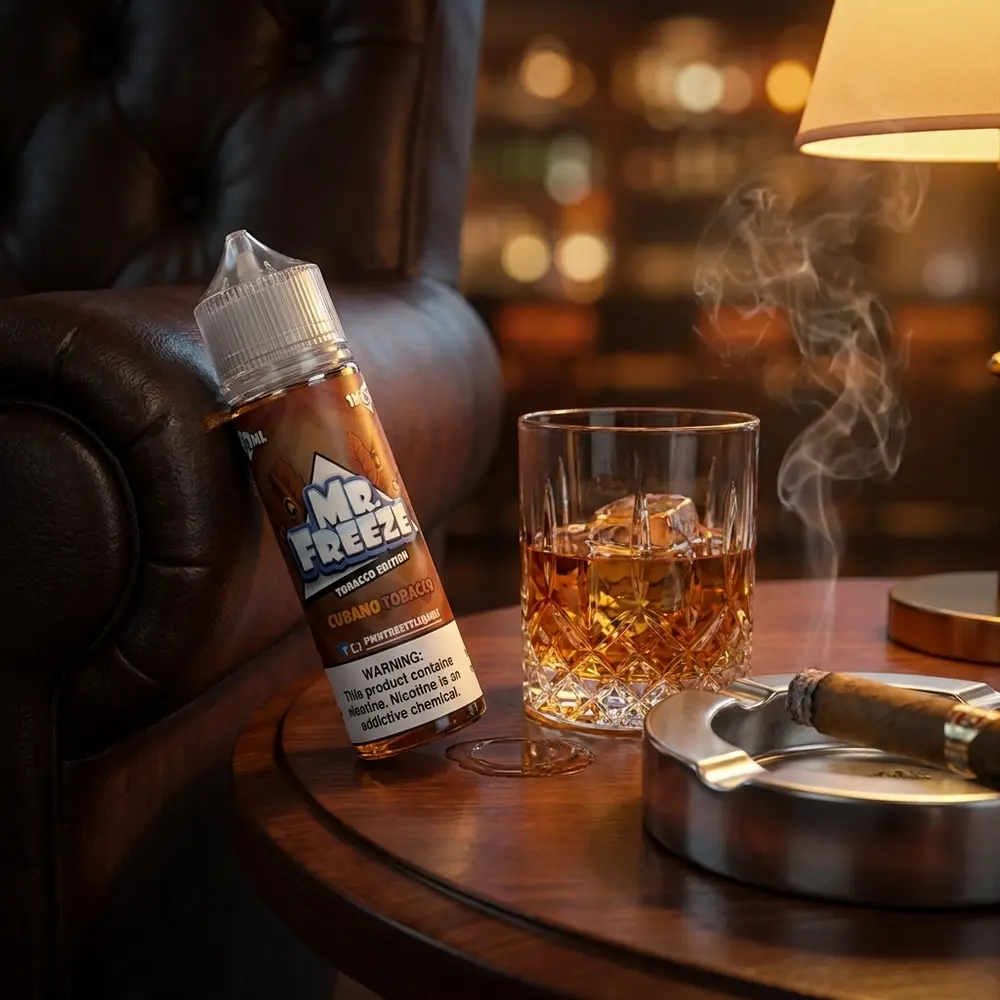 Frasco Mr. Freeze Cubano Tobacco apoiado em encosto de couro, copo de whisky e luz ambiente de lounge - Vapor Gringo